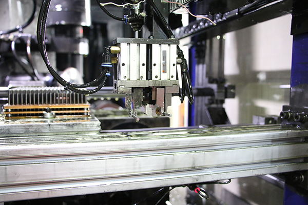 逸辰電氣引進新設(shè)備、新技術(shù)，形成自動生產(chǎn)線